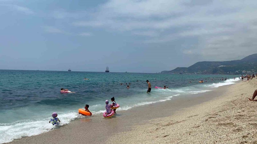 Alanya’da Serinlemek İsteyen Turistler Soluğu Kleopatra Plajı’nda Aldı