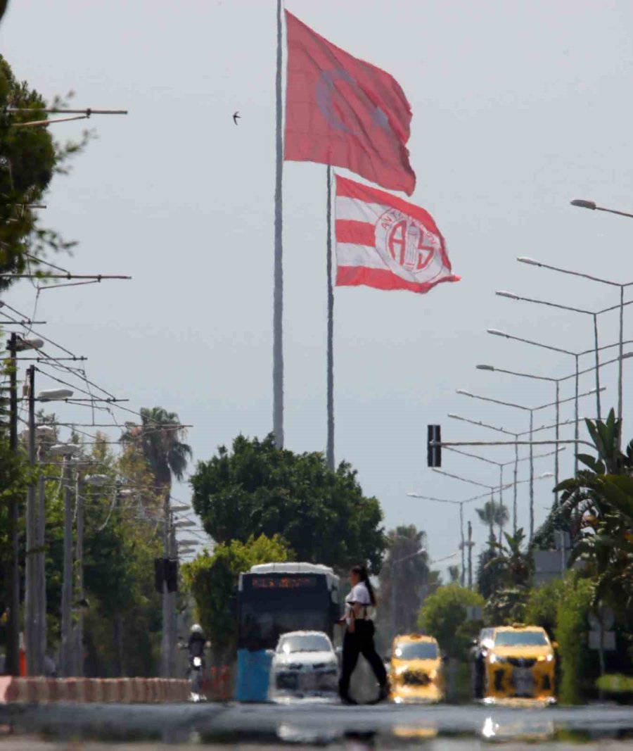 Antalya’nın Simgesi Beydağları Nem Bulutu Arasında Kayboldu