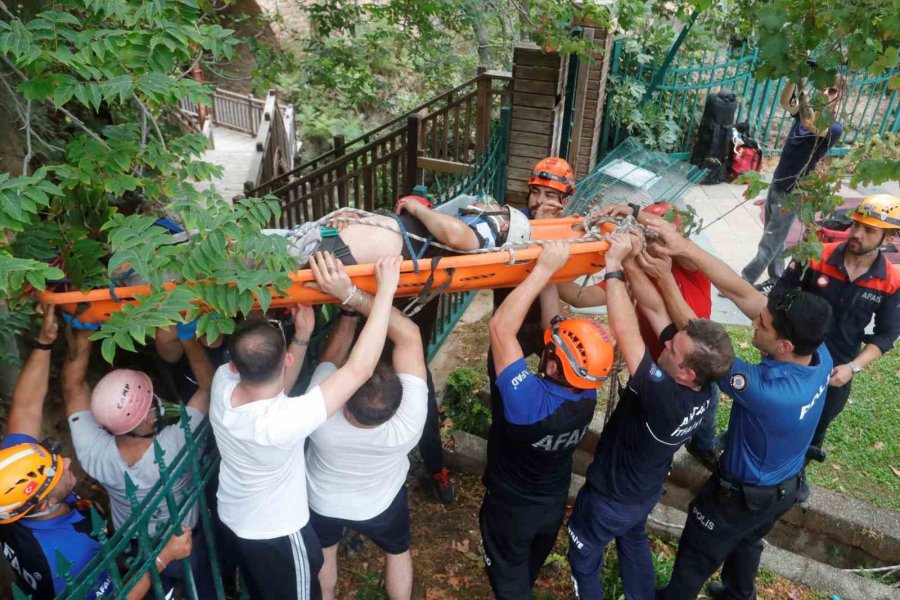 Kayalıklardan Düşüp Yaralanan Genci Kurtarmak İçin Ekipler Seferber Oldu