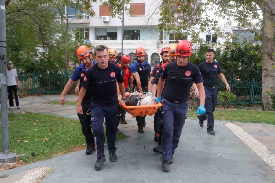 Kayalıklardan Düşüp Yaralanan Genci Kurtarmak İçin Ekipler Seferber Oldu