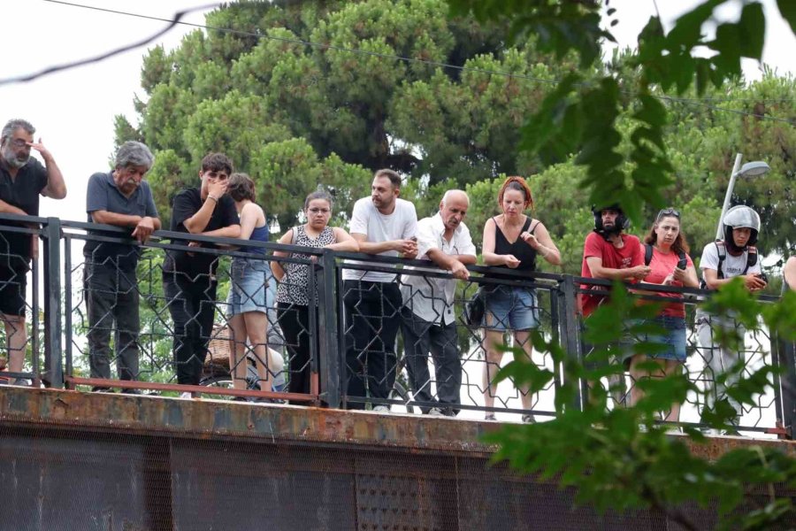 Kayalıklardan Düşüp Yaralanan Genci Kurtarmak İçin Ekipler Seferber Oldu