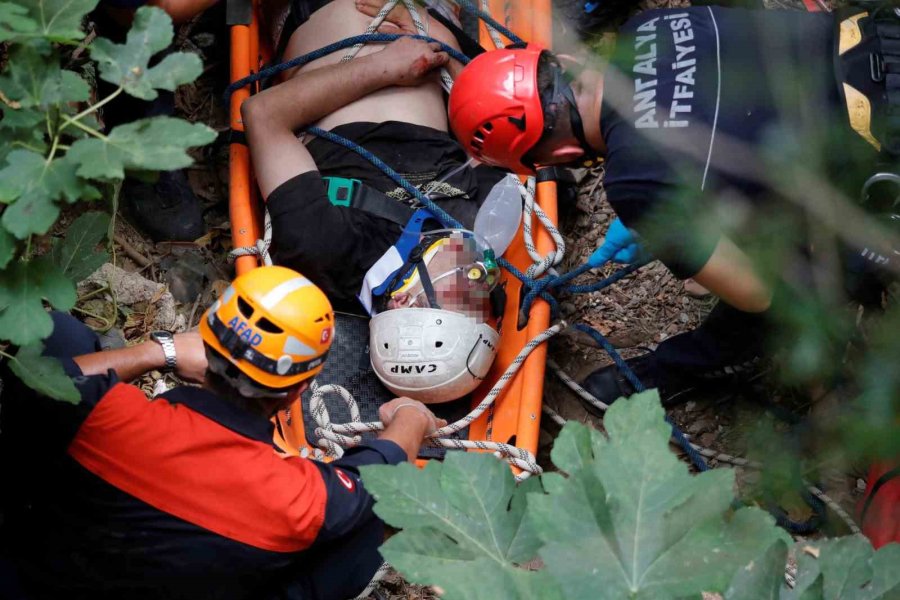 Kayalıklardan Düşüp Yaralanan Genci Kurtarmak İçin Ekipler Seferber Oldu