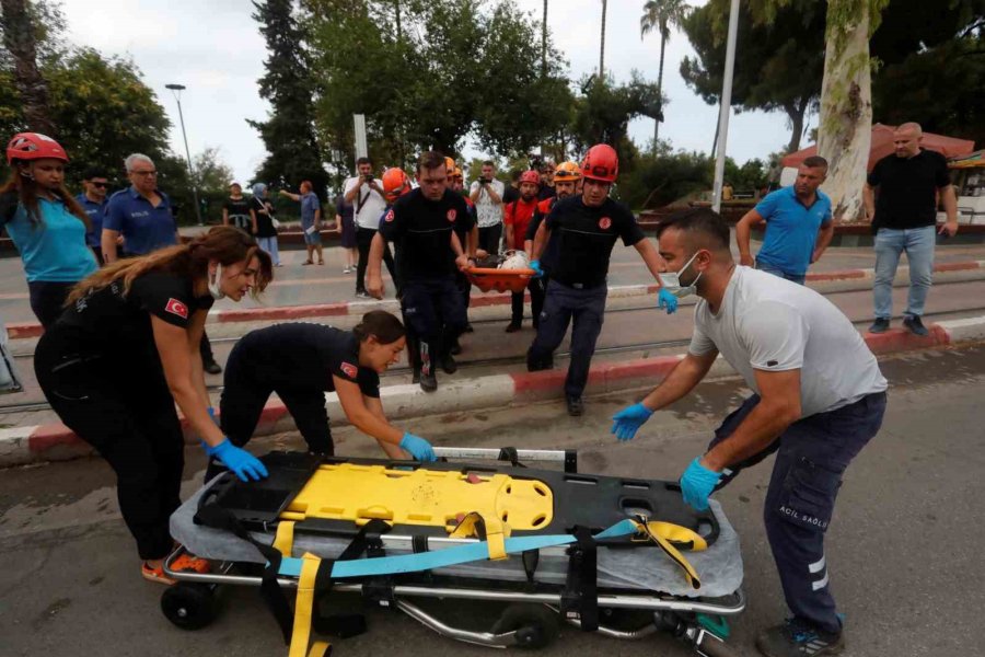 Kayalıklardan Düşüp Yaralanan Genci Kurtarmak İçin Ekipler Seferber Oldu