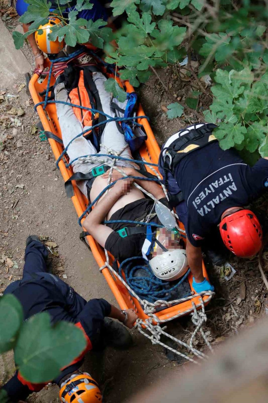 Kayalıklardan Düşüp Yaralanan Genci Kurtarmak İçin Ekipler Seferber Oldu