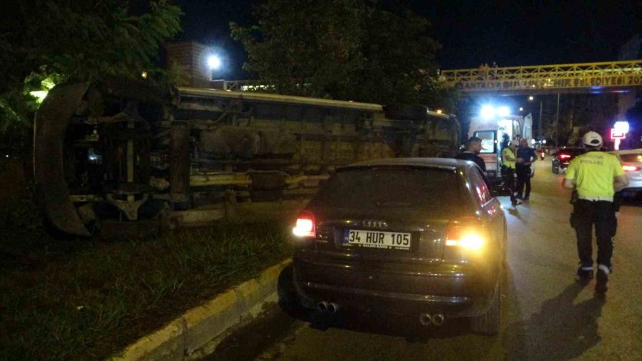 Devrilen Minibüsten Burunları Bile Kanamadan Çıktılar