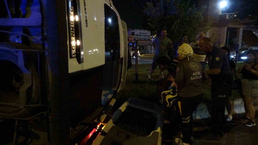 Devrilen Minibüsten Burunları Bile Kanamadan Çıktılar