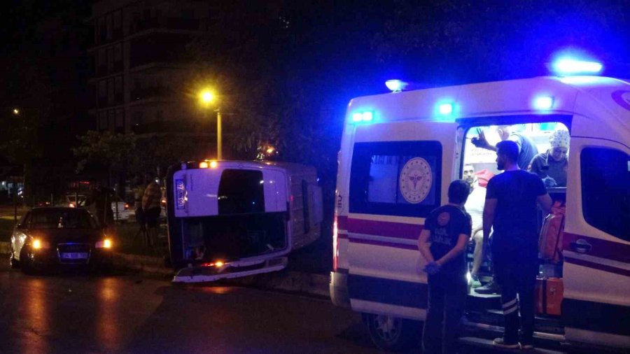 Devrilen Minibüsten Burunları Bile Kanamadan Çıktılar