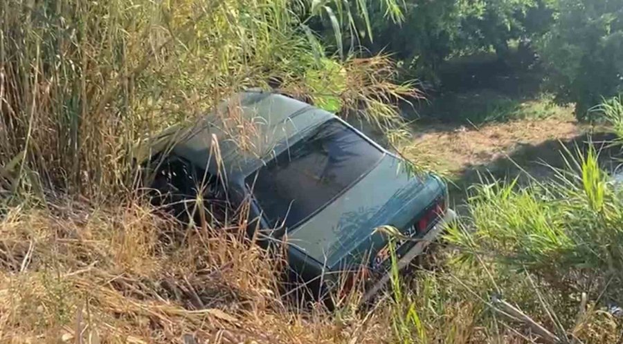 Anne Ve Kızının Yaralandığı Kazada Otomobilin Şarampole Düştüğü Anlar Kamerada