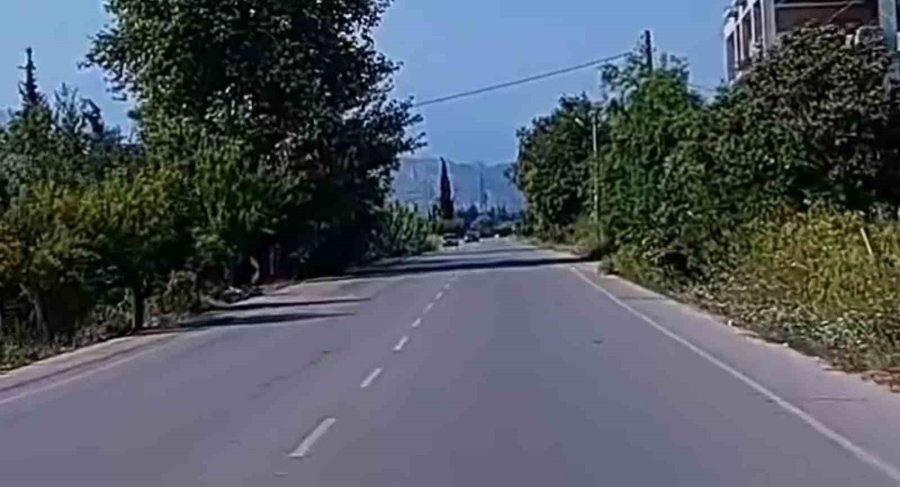 Anne Ve Kızının Yaralandığı Kazada Otomobilin Şarampole Düştüğü Anlar Kamerada