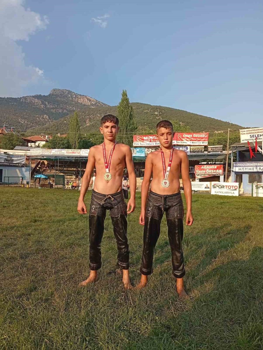 Manavgatlı Minik Güreşçiler Çifte Madalyayla Döndü