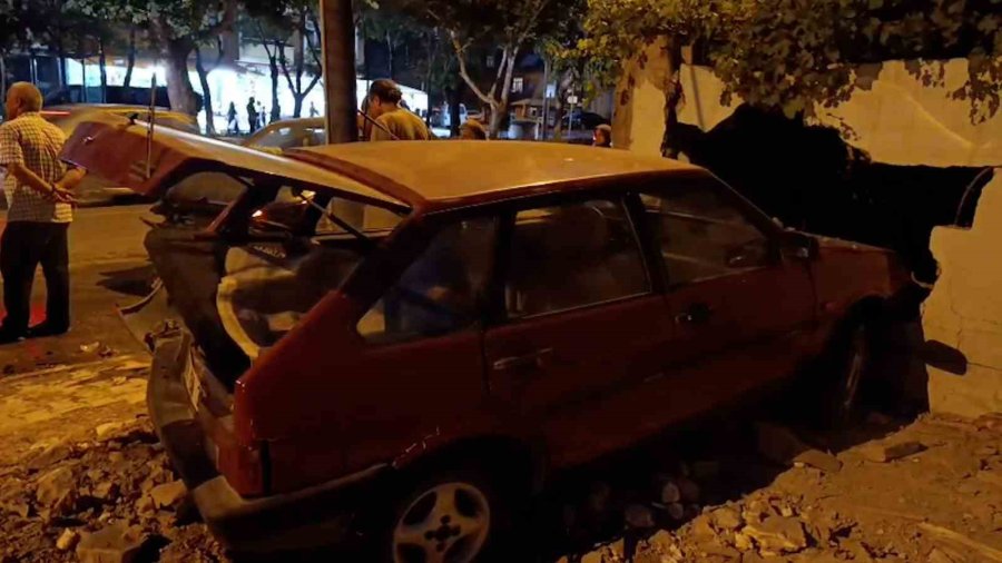 Bisikletli Çocuğa Çarpmamak İçin Direksiyonu Kırdı, Park Halindeki Araca Çarptı