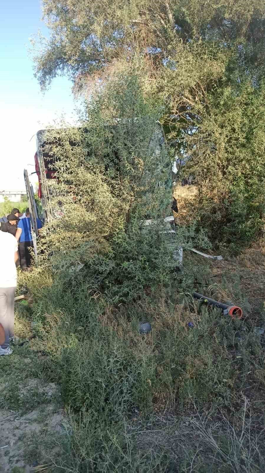 Konya’da Yolcu Otobüsü Yoldan Çıkarak Ağaçlara Çarptı: 7 Yaralı