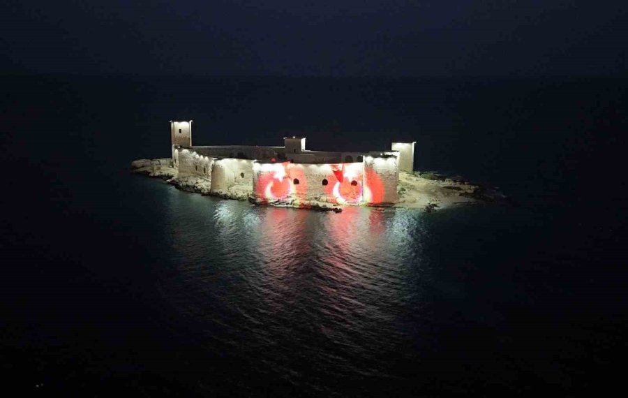 Mersin’in Simgesi Kızkalesi ’ay Yıldızla’ Aydınlandı