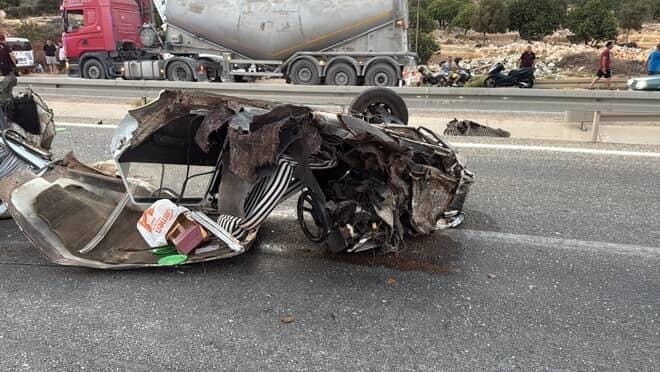 Otomobil Bariyerlere Çarptı: 1 Ölü, 1 Yaralı