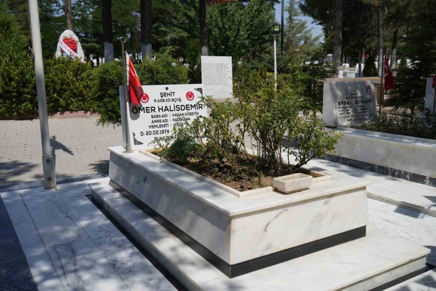 Şehit Ömer Halisdemir Kabri Başında Anıldı