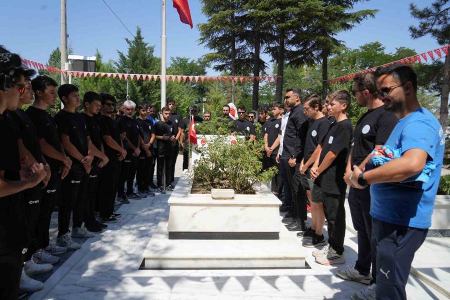 Arnavutköy’den Şehit Ömer Halisdemir’in Kabrine 6 Gün Pedal Çevirdiler