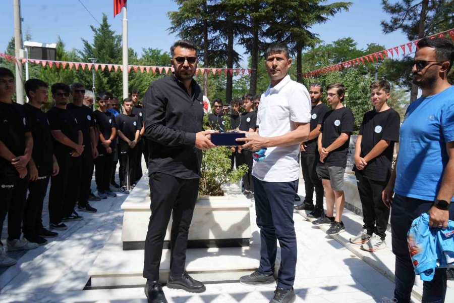 Arnavutköy’den Şehit Ömer Halisdemir’in Kabrine 6 Gün Pedal Çevirdiler