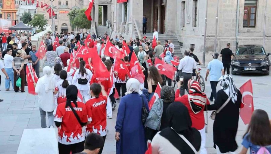 Aksaray’da 15 Temmuz Hain Darbe Girişiminin Yıldönümünde Şehitler Anıldı
