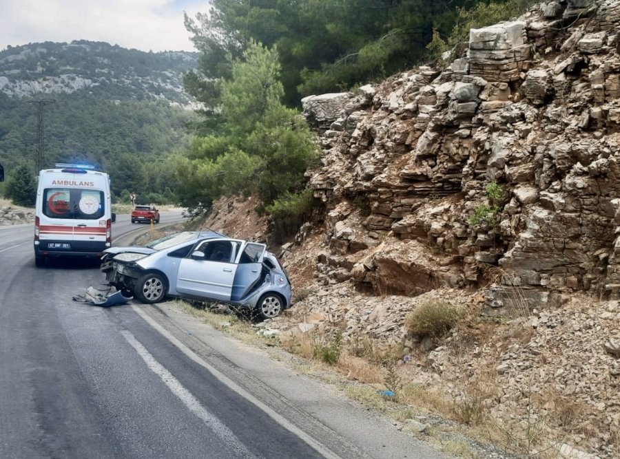 Akseki’de Otomobil Yoldan Çıkıp Kayalık Alana Çarptı: 5 Yaralı