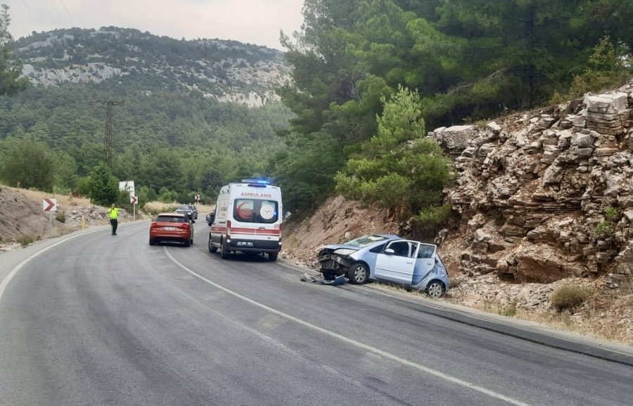 Akseki’de Otomobil Yoldan Çıkıp Kayalık Alana Çarptı: 5 Yaralı