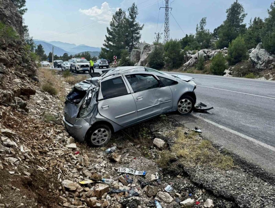 Akseki’de Otomobil Yoldan Çıkıp Kayalık Alana Çarptı: 5 Yaralı