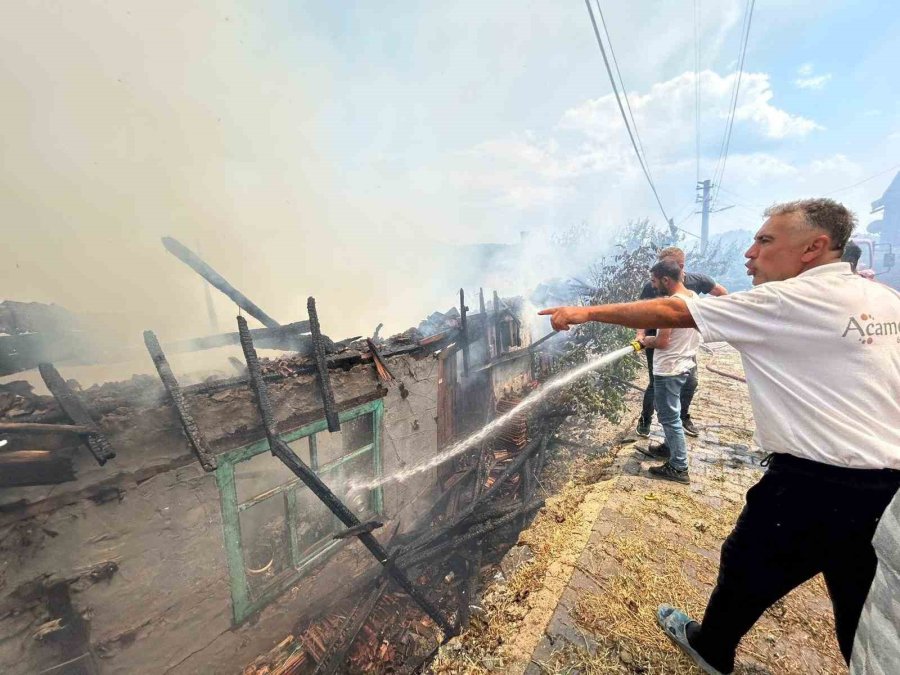 Anızda Çıkan Yangın Asırlık Düğmeli Evleri Küle Döndürdü