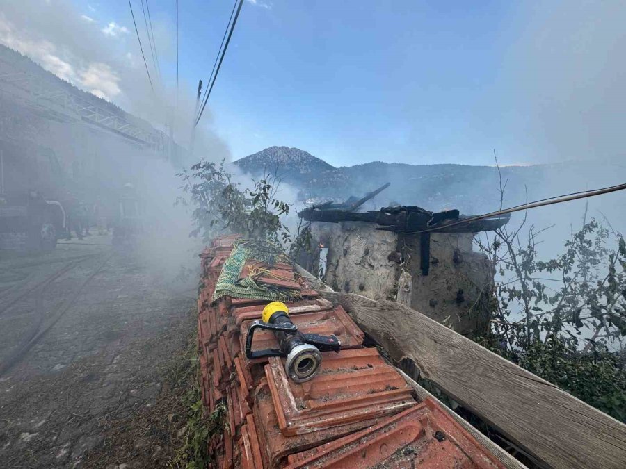 Anızda Çıkan Yangın Asırlık Düğmeli Evleri Küle Döndürdü