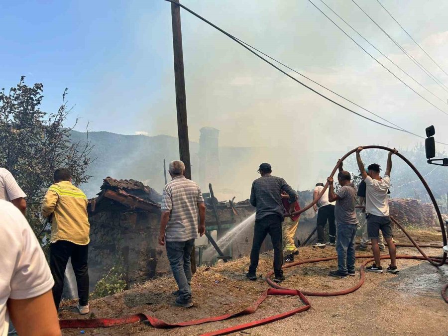 Anızda Çıkan Yangın Asırlık Düğmeli Evleri Küle Döndürdü