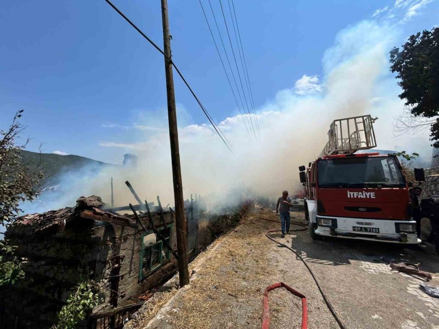 Anızda Çıkan Yangın Asırlık Düğmeli Evleri Küle Döndürdü