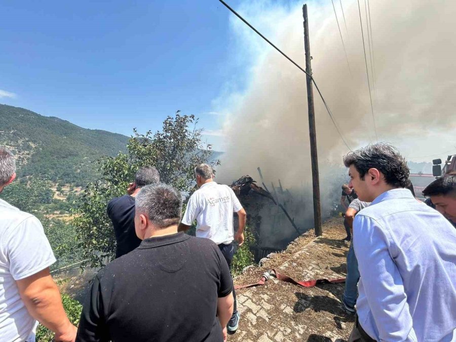 Anızda Çıkan Yangın Asırlık Düğmeli Evleri Küle Döndürdü