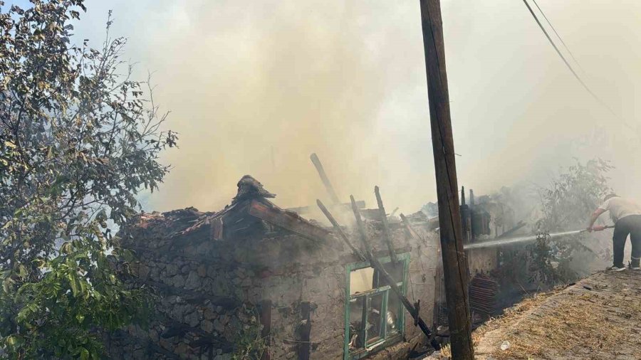 Anızda Çıkan Yangın Asırlık Düğmeli Evleri Küle Döndürdü