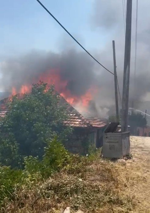 Anızda Çıkan Yangın Asırlık Düğmeli Evleri Küle Döndürdü