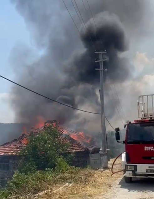 Anızda Çıkan Yangın Asırlık Düğmeli Evleri Küle Döndürdü