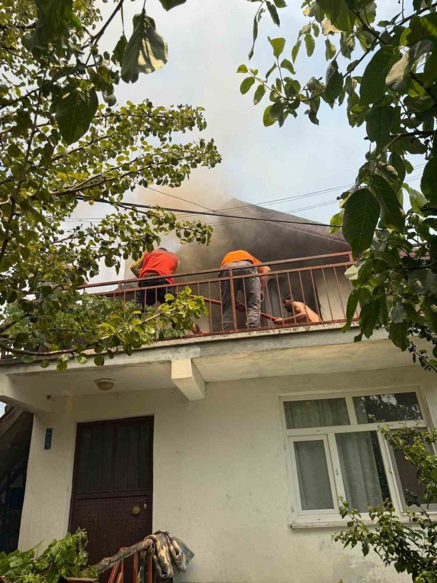 Anızda Çıkan Yangın Asırlık Düğmeli Evleri Küle Döndürdü