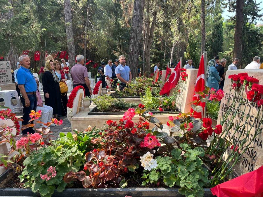 Alanya’da 15 Temmuz’da Şehitliğe Karanfil Bırakıldı