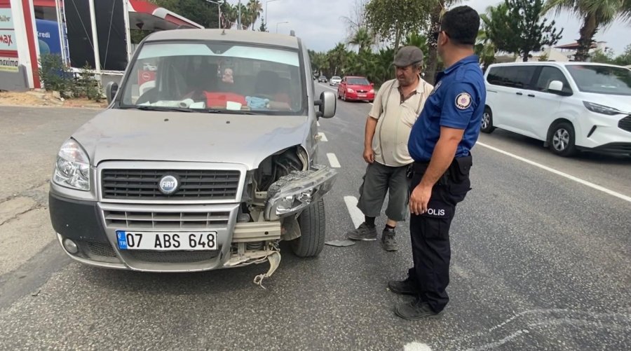 Antalya’da Hafif Ticari Araç İle Çarpışan Motosikletli Yaralandı