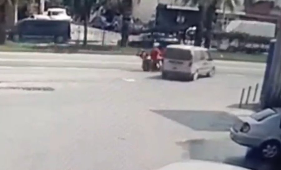 Antalya’da Hafif Ticari Araç İle Çarpışan Motosikletli Yaralandı