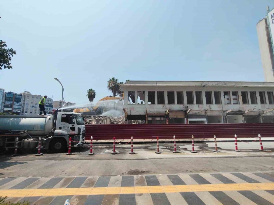 Mersin’de Eski Öğretmenevinin Yıkımı Gerçekleştirildi