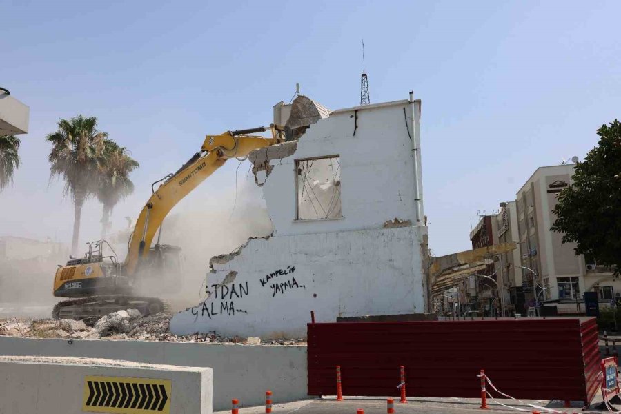 Mersin’de Eski Öğretmenevinin Yıkımı Gerçekleştirildi
