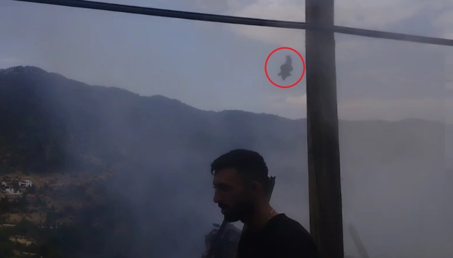 Anızda Çıkan Yangın Asırlık Düğmeli Evleri Küle Döndürdü