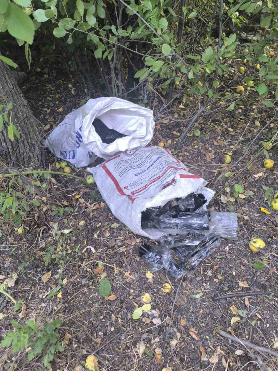 Ağaç Altında Çuval İçinde Tabanca Ve Tüfek Parçaları Bulundu