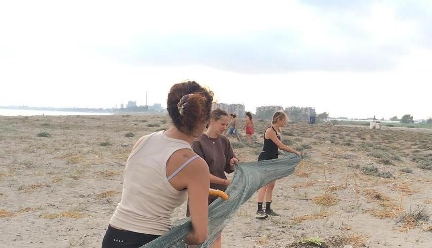 Gençler, Kaplumbağaları Korumak İçin Sahile File Çekiyor