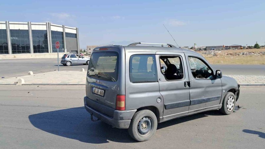 Karaman’da Otomobille Hafif Ticari Araç Çarpıştı: 1 Yaralı
