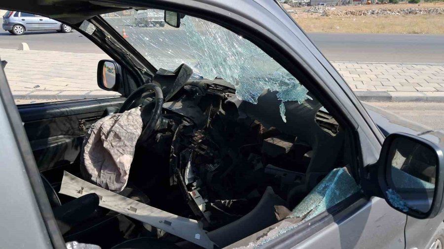 Karaman’da Otomobille Hafif Ticari Araç Çarpıştı: 1 Yaralı