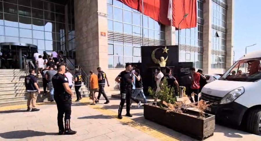 Mersin’deki Fuhuş Operasyonunda Gözaltına Alınan Şüphelilerden 19’u Tutuklandı