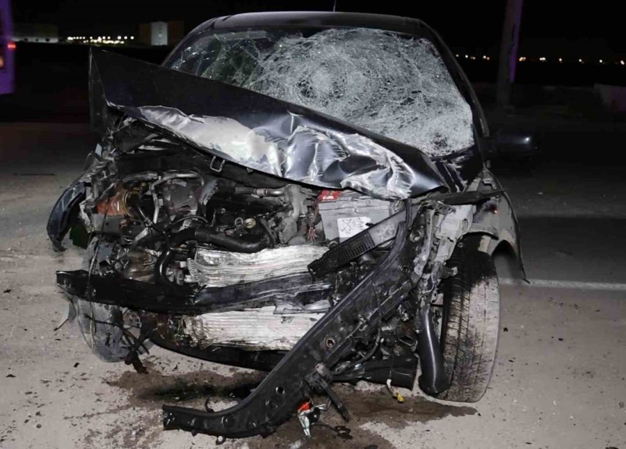 Kontrolden Çıkan Otomobil Duvara Çarpıp Yola Savruldu: 1 Ağır Yaralı