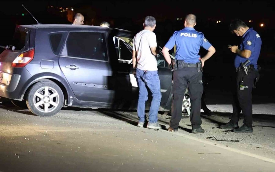 Kontrolden Çıkan Otomobil Duvara Çarpıp Yola Savruldu: 1 Ağır Yaralı