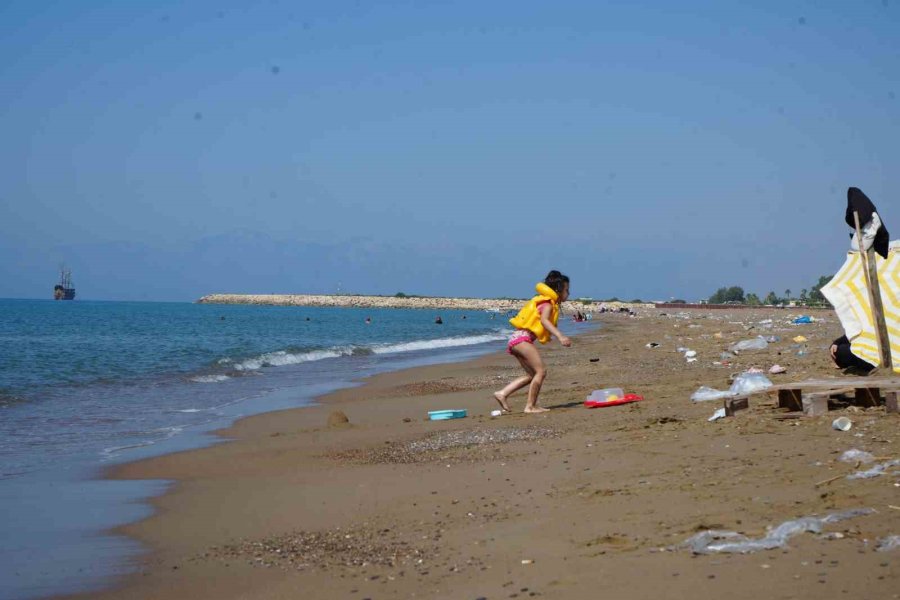 Çardaklardan Arındırılıp Özgürleştirilen Kumköy Sahili Şimdi De Çöplerle Boğuşuyor
