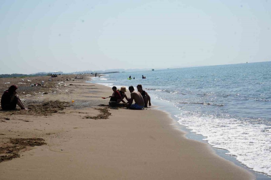 Çardaklardan Arındırılıp Özgürleştirilen Kumköy Sahili Şimdi De Çöplerle Boğuşuyor