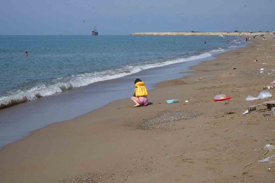 Çardaklardan Arındırılıp Özgürleştirilen Kumköy Sahili Şimdi De Çöplerle Boğuşuyor
